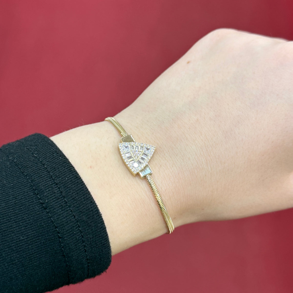 585 italienisches Art-Déco Zirkonia Armband aus 14 Karat Gelbgold mit geometrischem Design am Handgelenk getragen