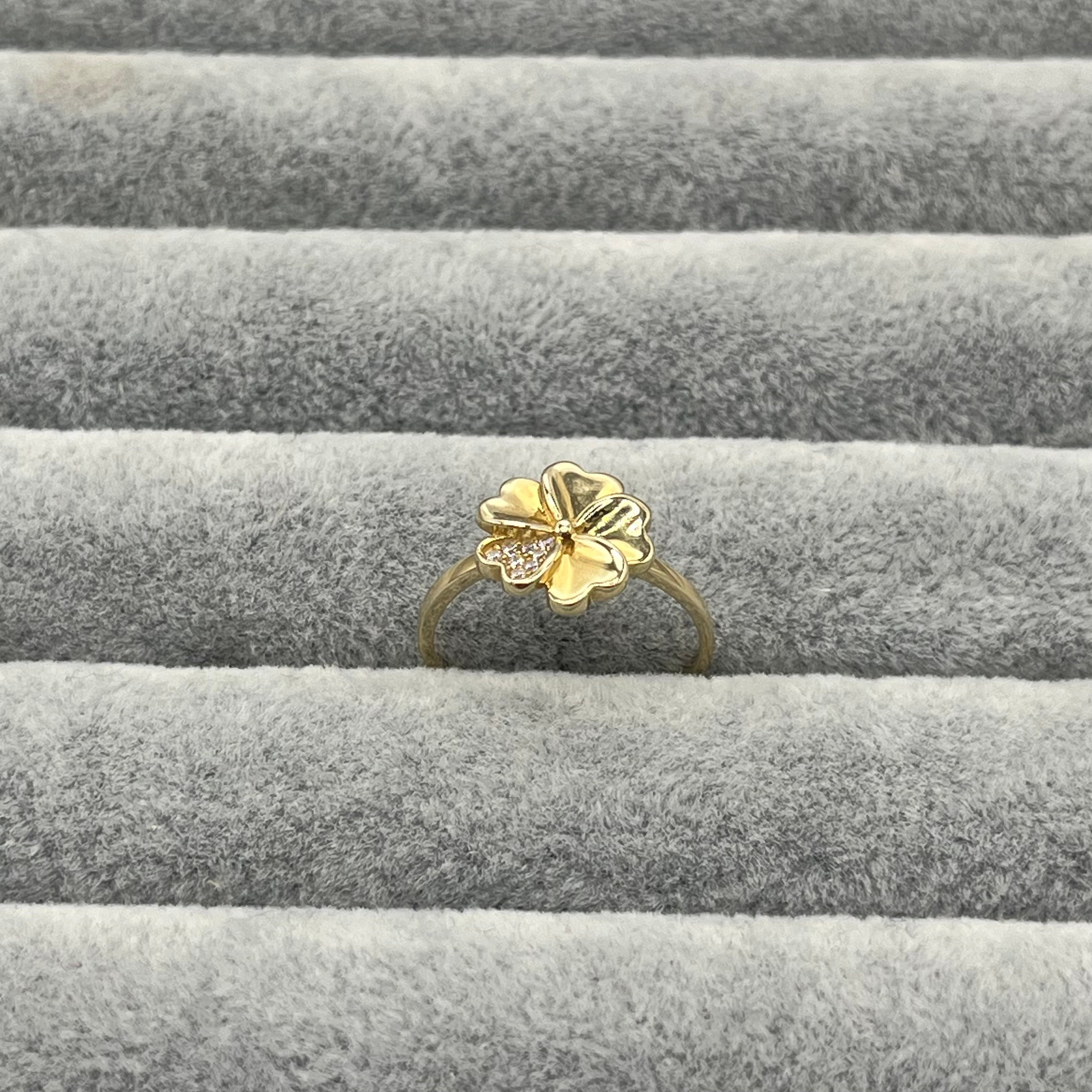 585 Kleeblatt Ring aus Gelbgold 14K – Detailaufnahme