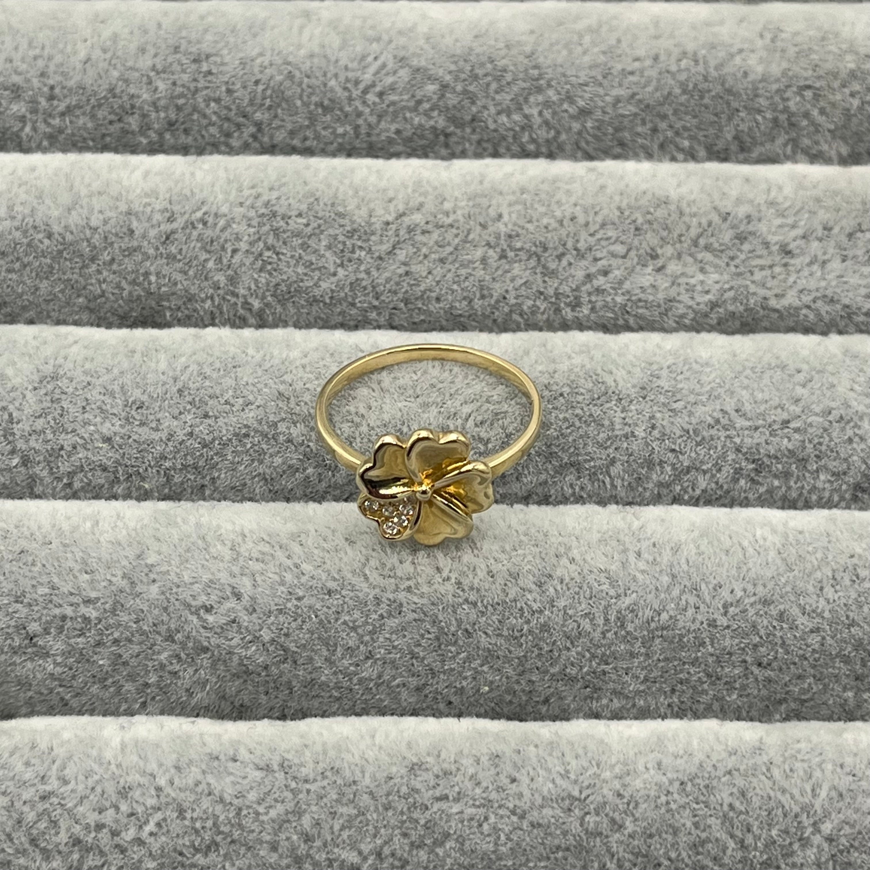 585 Kleeblatt Ring aus Gelbgold 14K – glänzende Oberfläche Ansicht