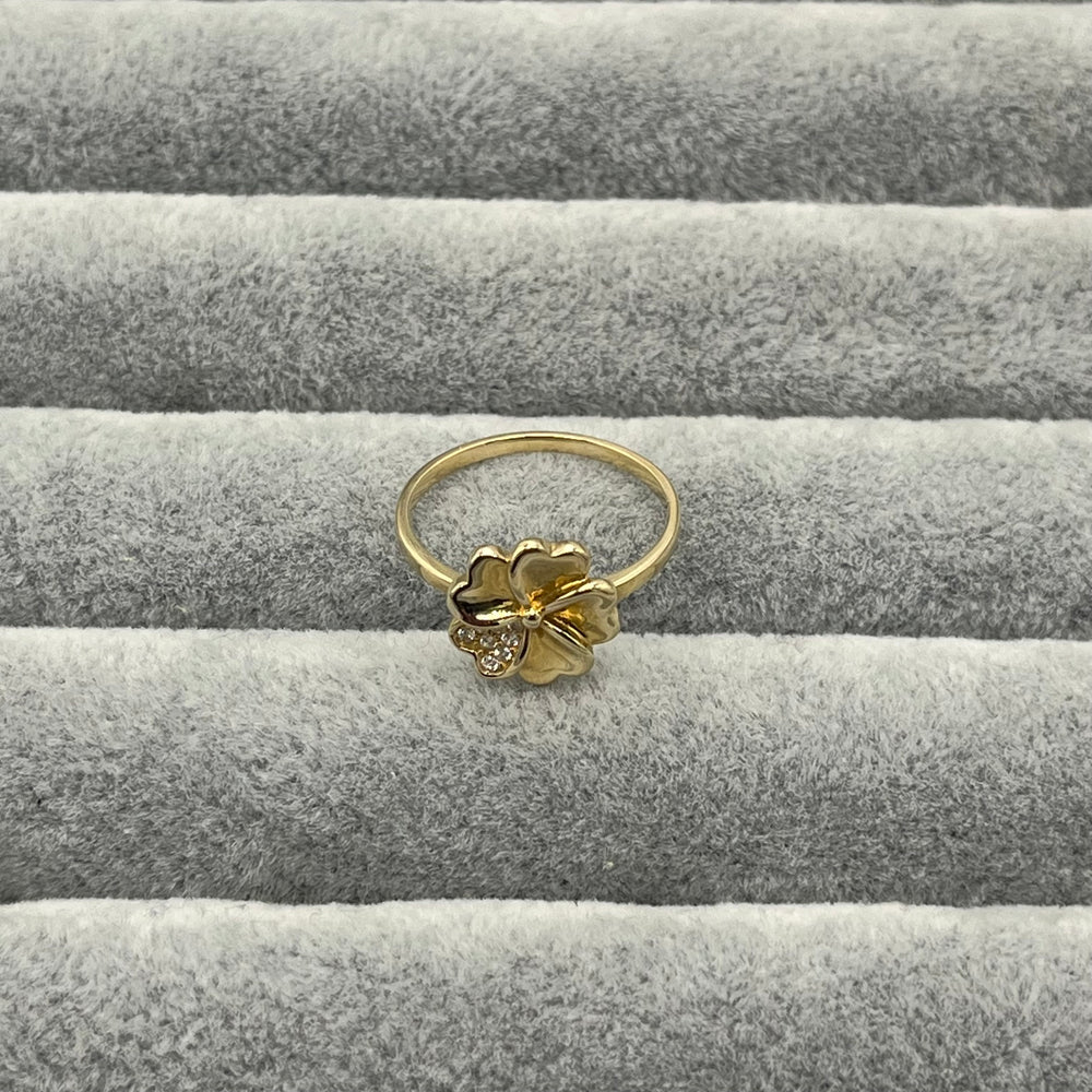 585 Kleeblatt Ring aus Gelbgold 14K – glänzende Oberfläche Ansicht