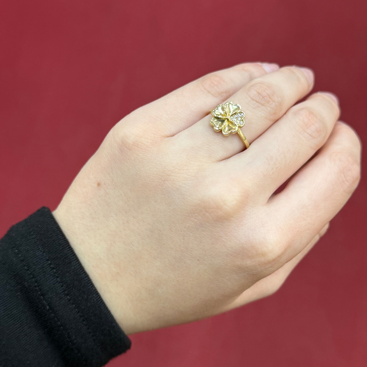 585 Kleeblatt Ring aus 14 Karat Gelbgold mit floralem Motiv am Finger getragen