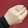 585 Kleeblatt Ring aus 14 Karat Gelbgold mit floralem Motiv am Finger getragen
