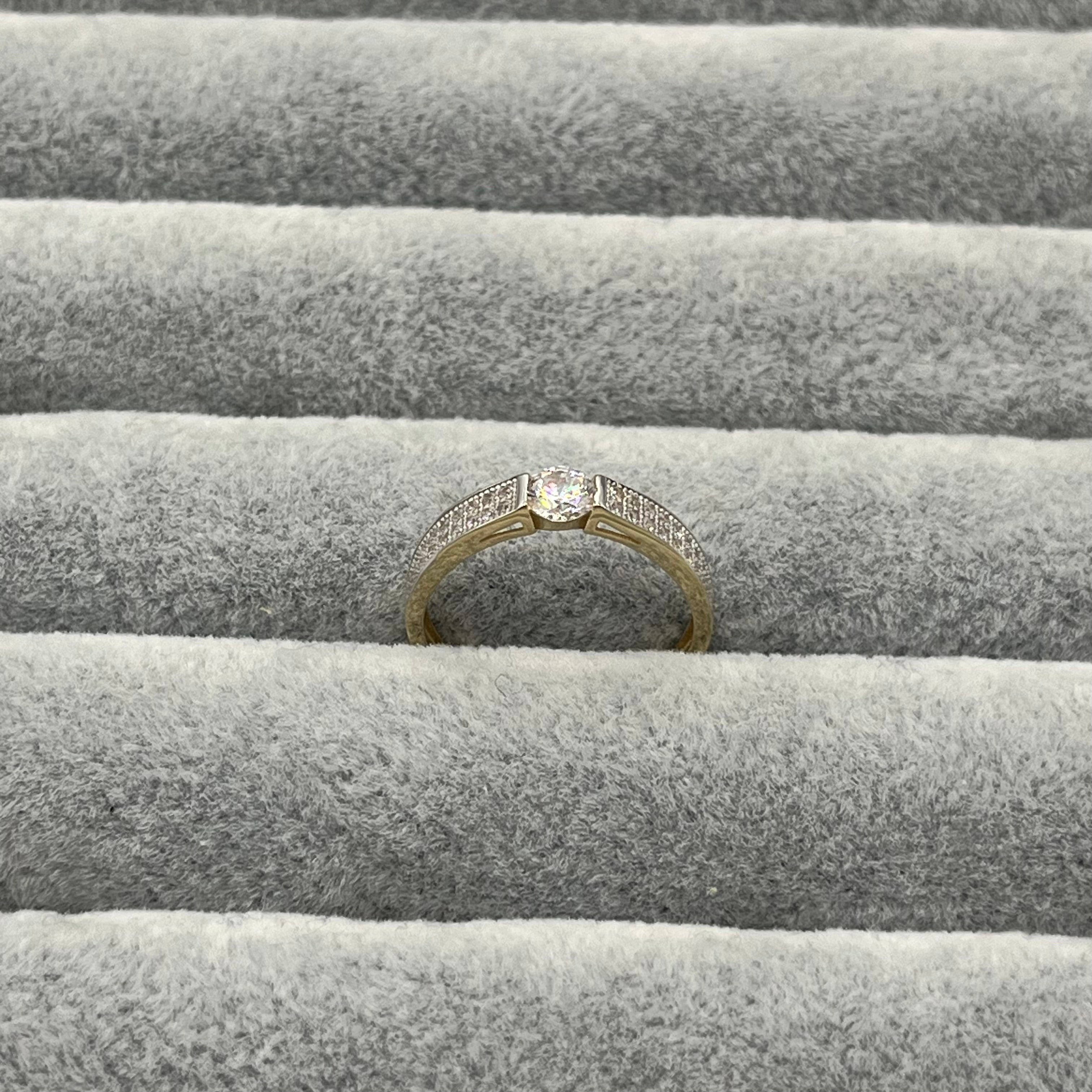 585 Lineux Einstein Ring aus Gelbgold 14K – Detailaufnahme