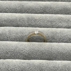 585 Lineux Einstein Ring aus Gelbgold 14K – Detailaufnahme