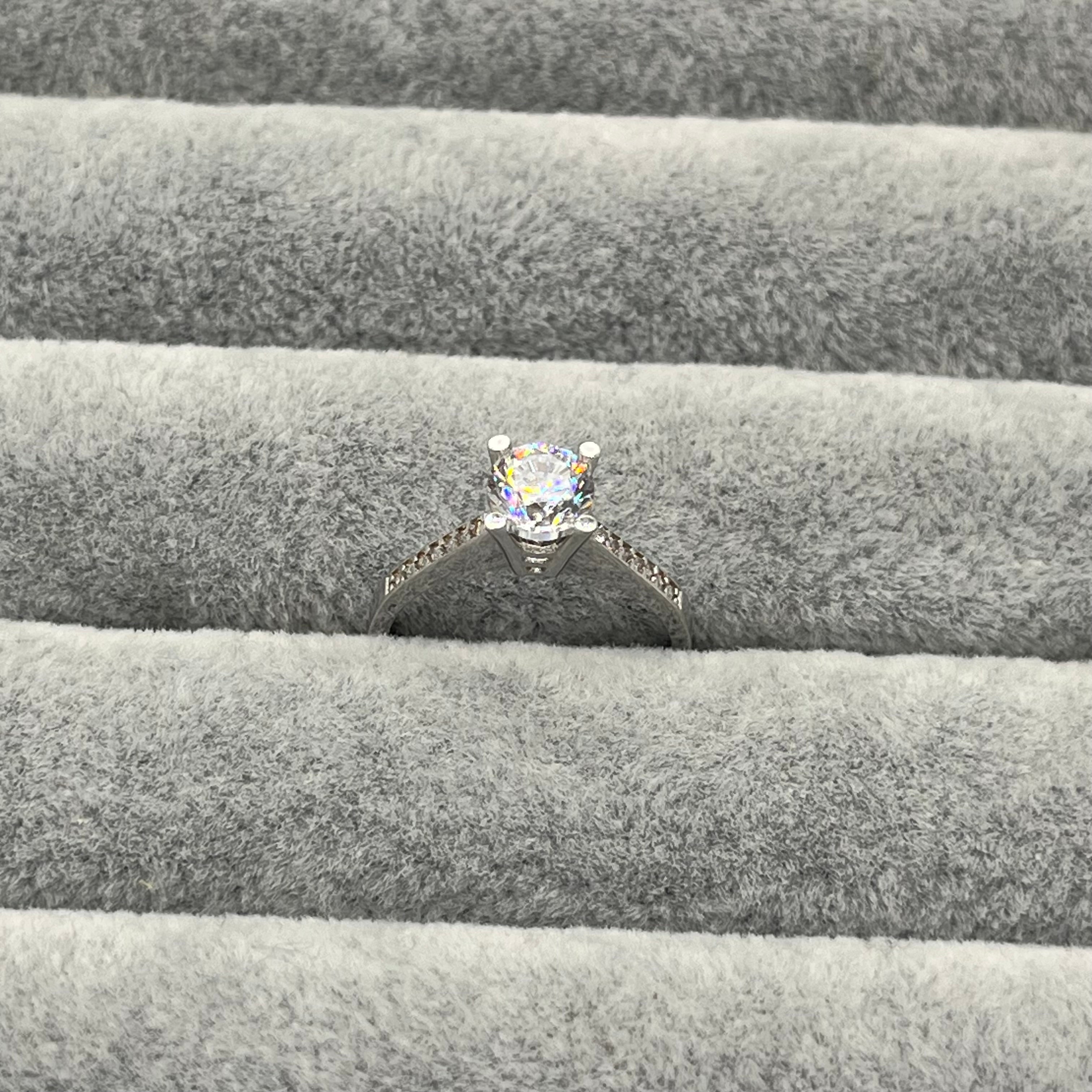 585 Lumiere Einstein Ring aus Gelbgold 14K – Detailaufnahme