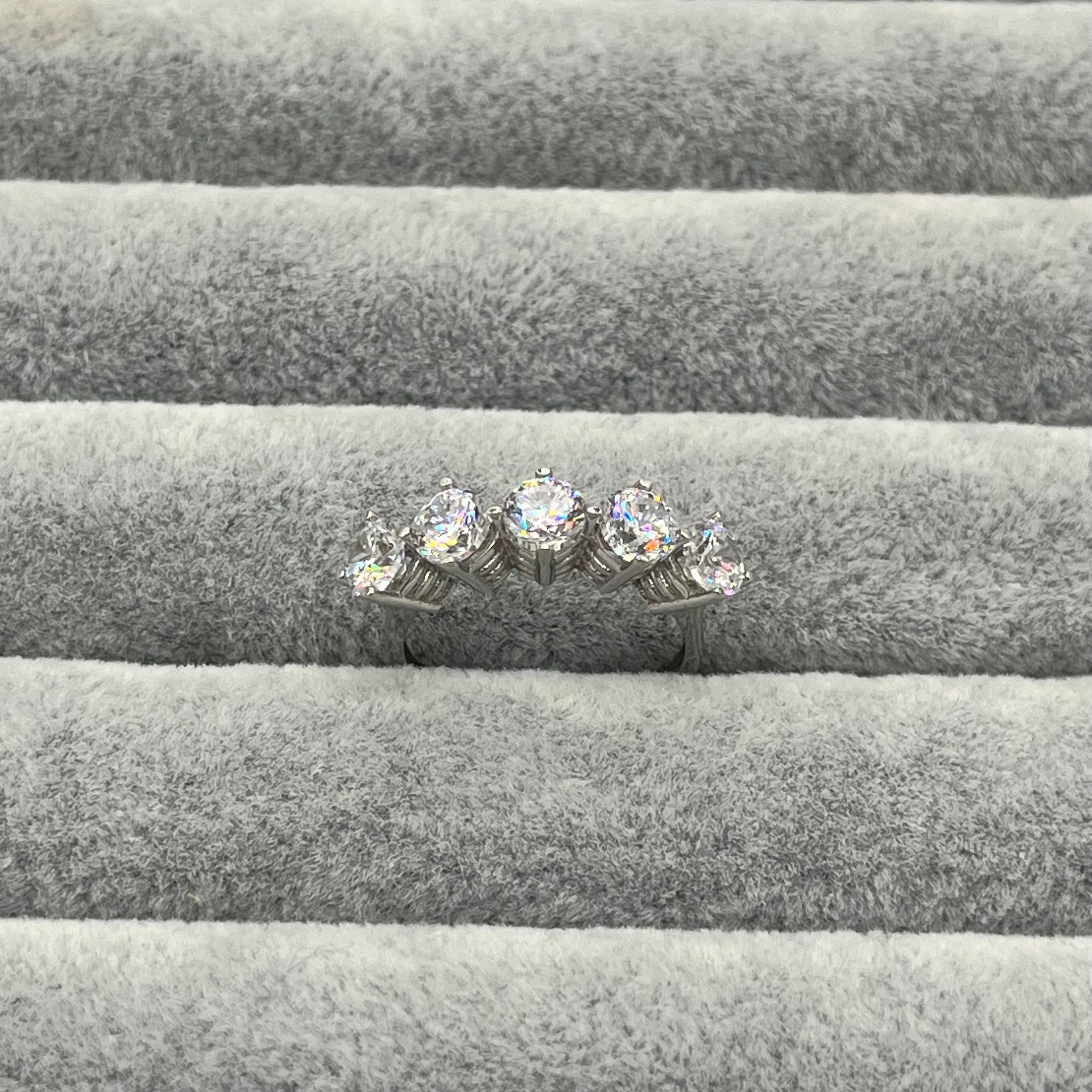 585 Majeste Fünfstein Ring aus Gelbgold 14K – Detailaufnahme