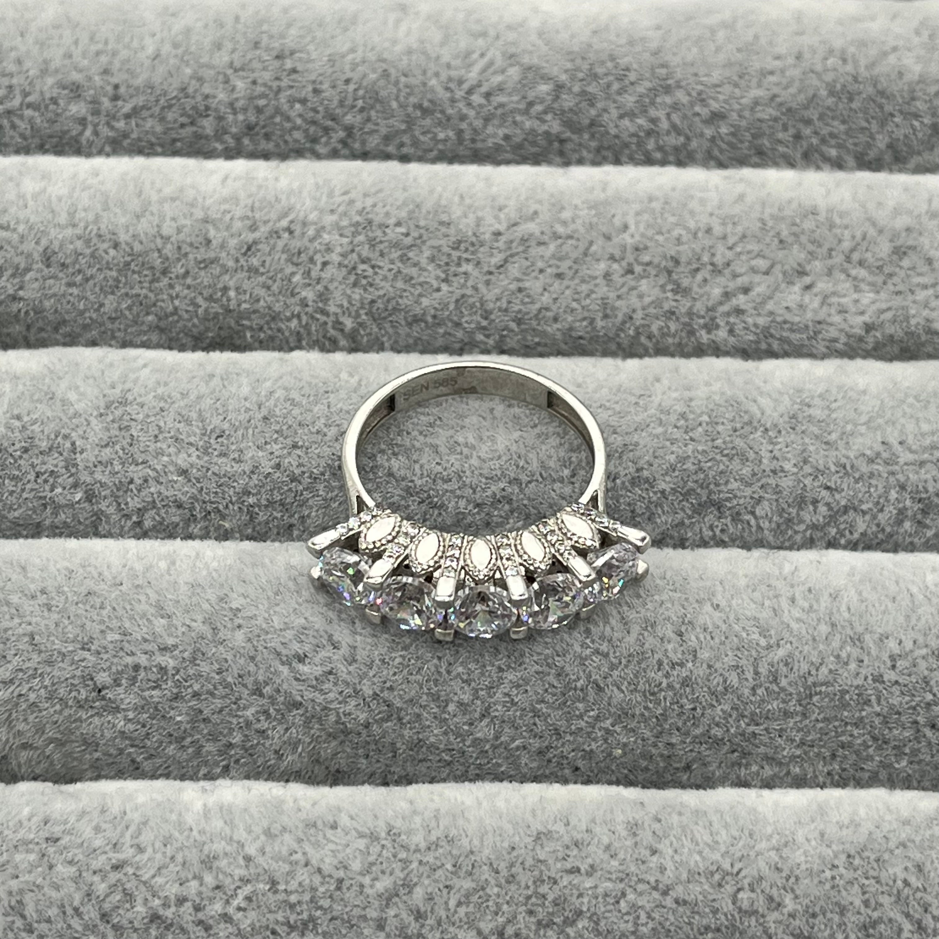 585 Majeste Fünfstein Ring aus Gelbgold 14K – glänzende Oberfläche Ansicht