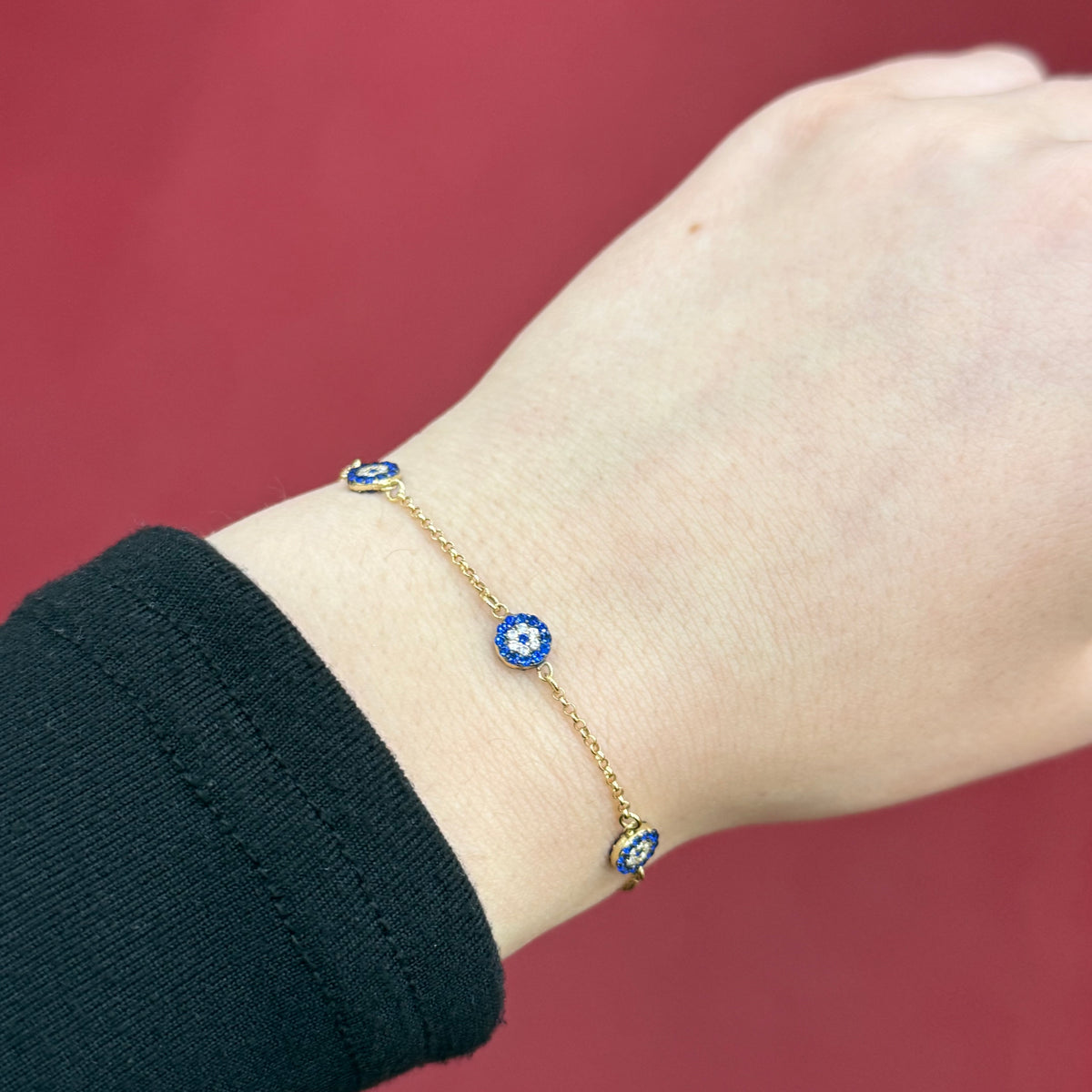585 Nazarauge Multi-Kreis Armband aus 14 Karat Gelbgold mit mehreren runden Schutzsymbolen am Handgelenk getragen