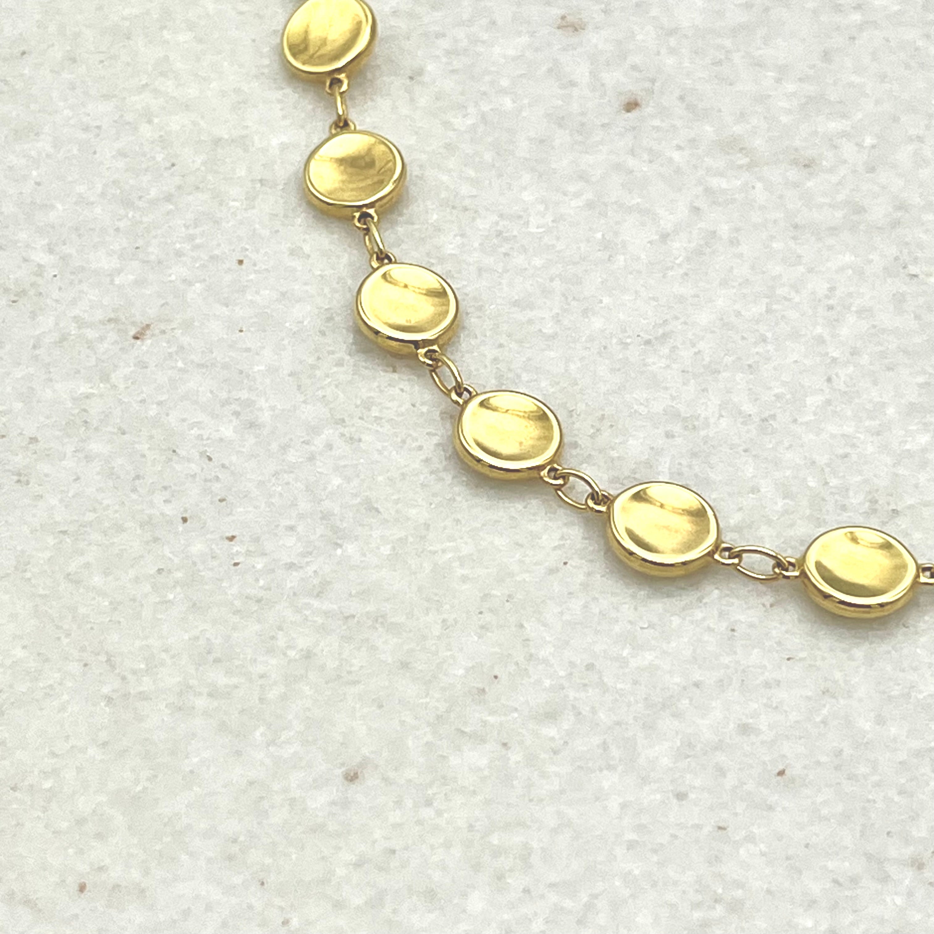 585 Pullu Plaka Armband aus Gelbgold 14K – vollständige Ansicht am Handgelenk