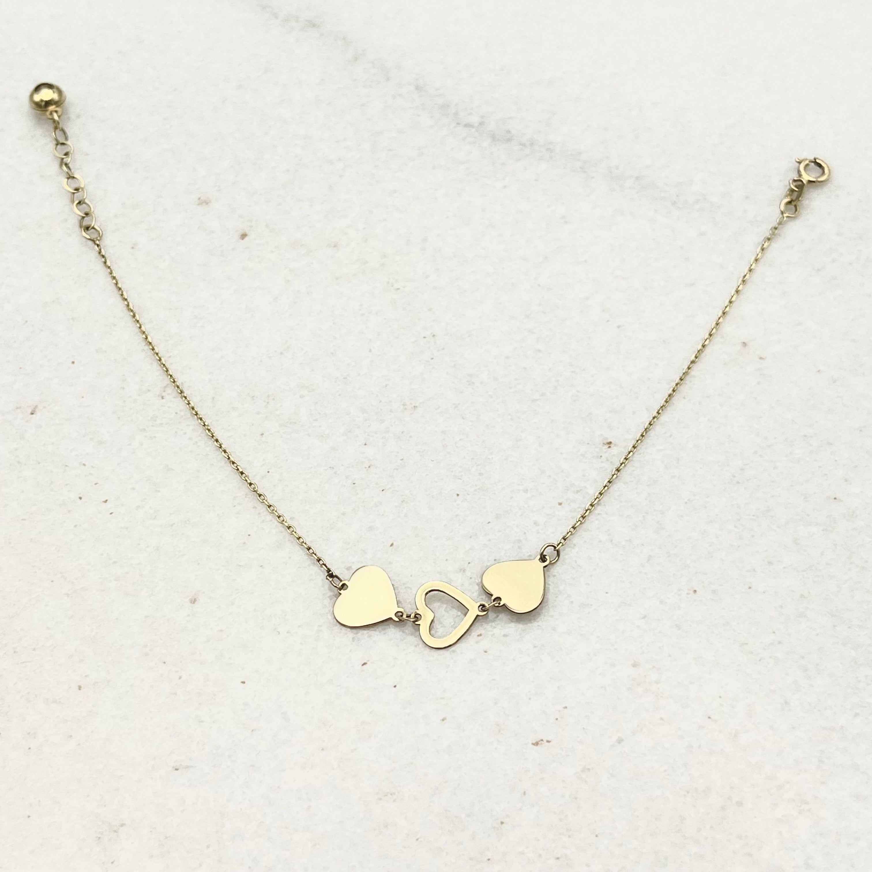 585 Trilove Armband aus Gelbgold 14K – drei Herzen Detailansicht