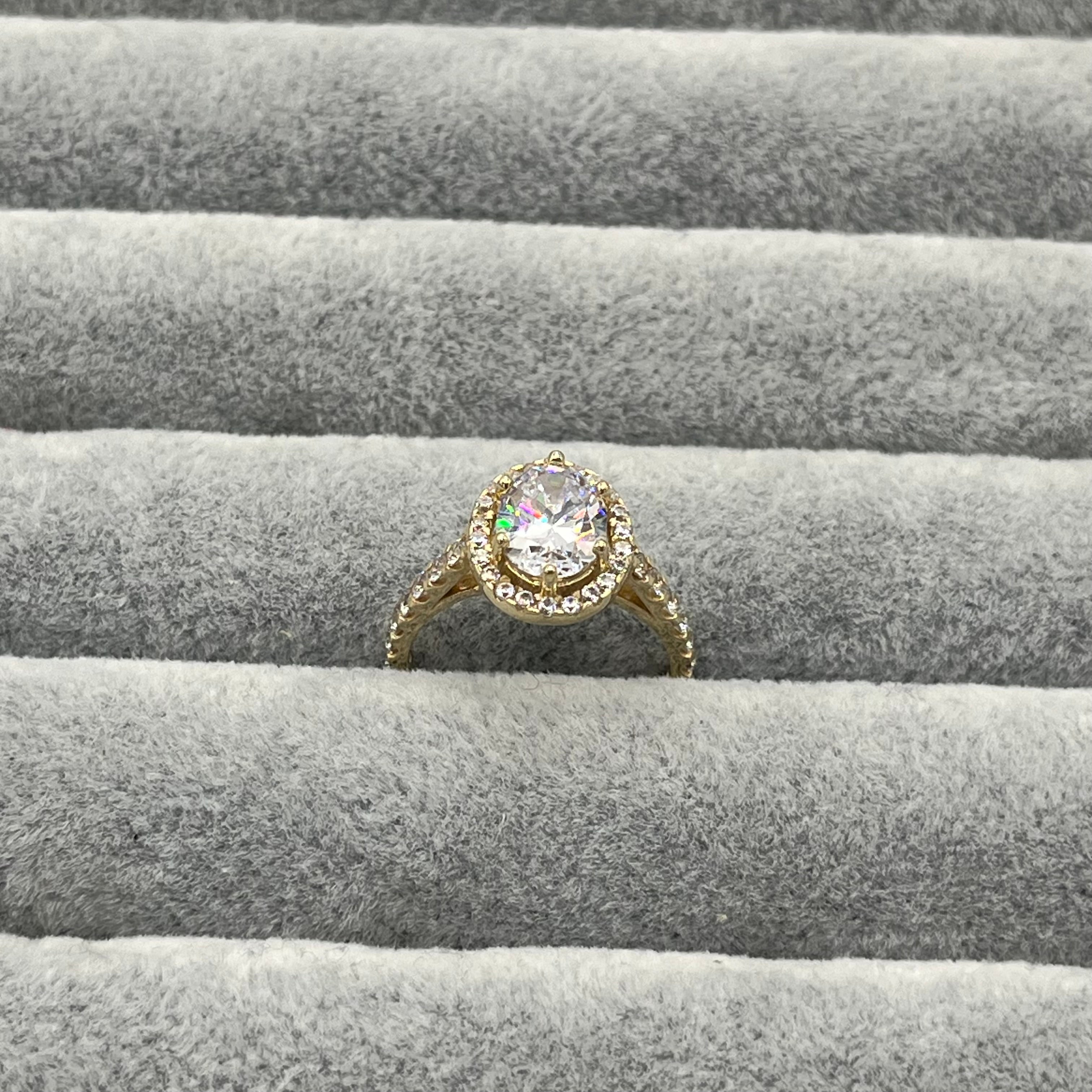 585 Twinklelux Ring aus Gelbgold 14K – Detailaufnahme