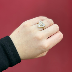 585 Zirkonia Triangle Ring aus 14 Karat Gelbgold am Finger getragen