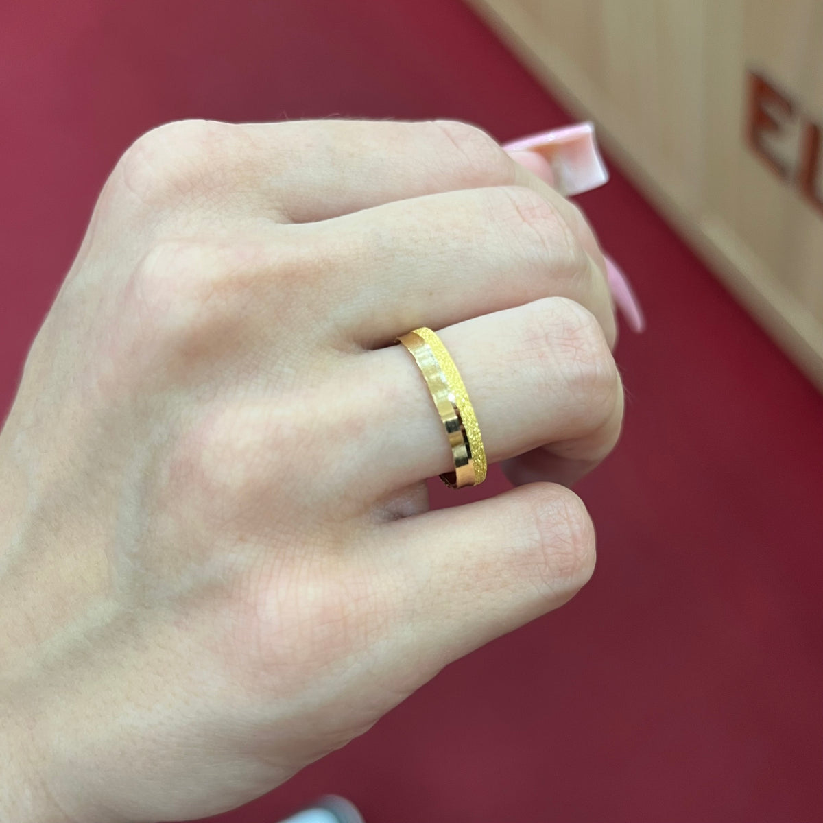916 Simli Ray Ring aus 22 Karat Gold mit strukturierter Oberfläche
