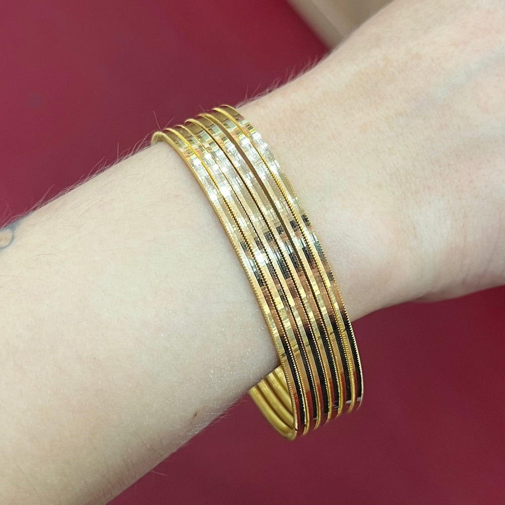 916 Ajda Armreifen 22K Gold – Mehrfach kombiniert elegant getragen