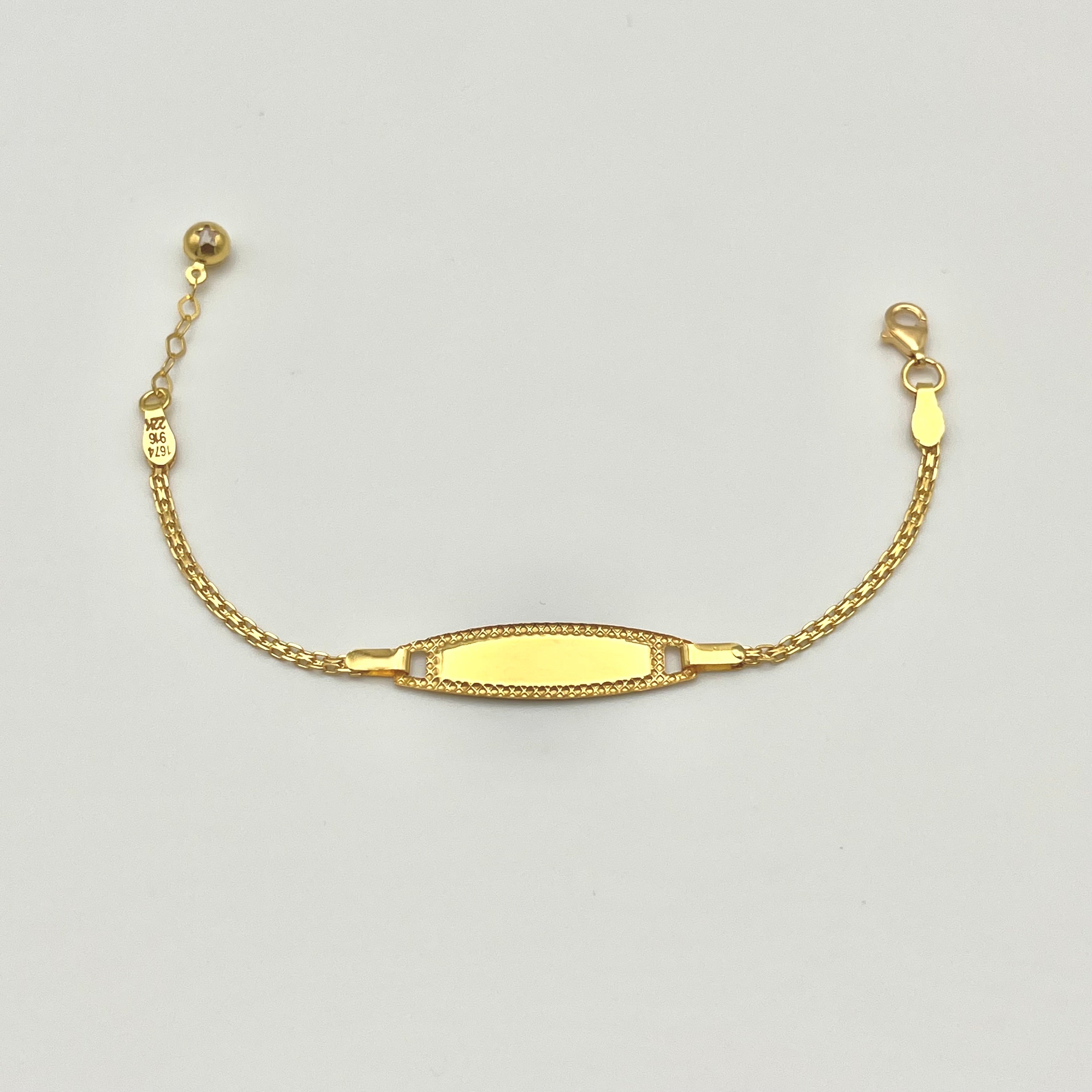 916 Filigran Kinderarmband aus 22 Karat Gold mit fein verzierter Namensplatte