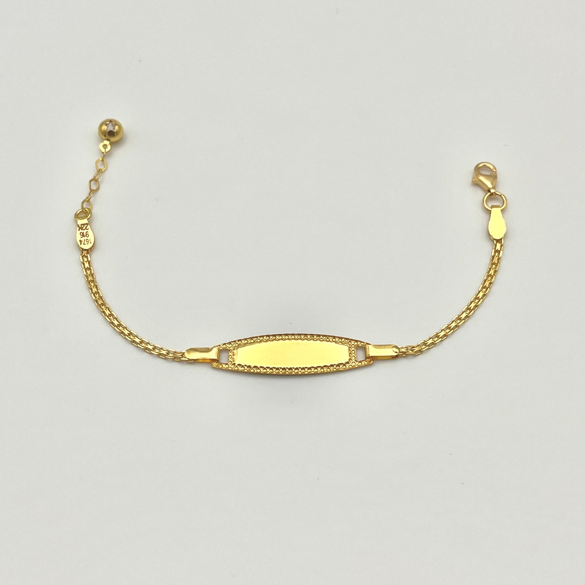 916 Filigran Kinderarmband aus 22 Karat Gold mit fein verzierter Namensplatte