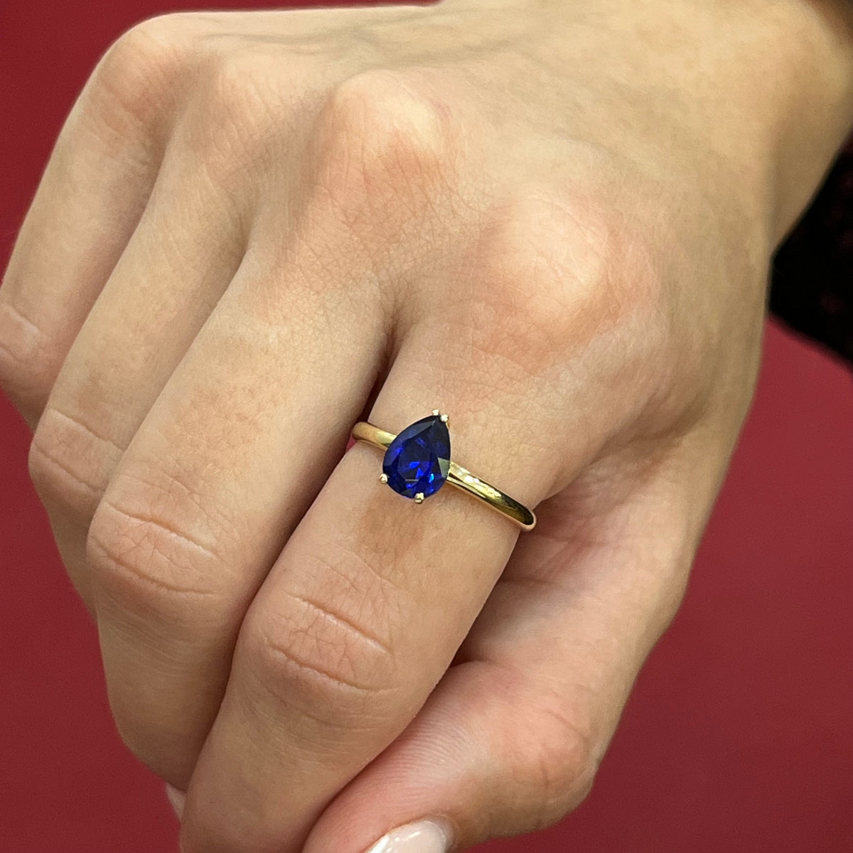 585 Blue Damla Ring aus Gelbgold 14K mit tropfenförmigem blauem Zirkonia auf Damenhand