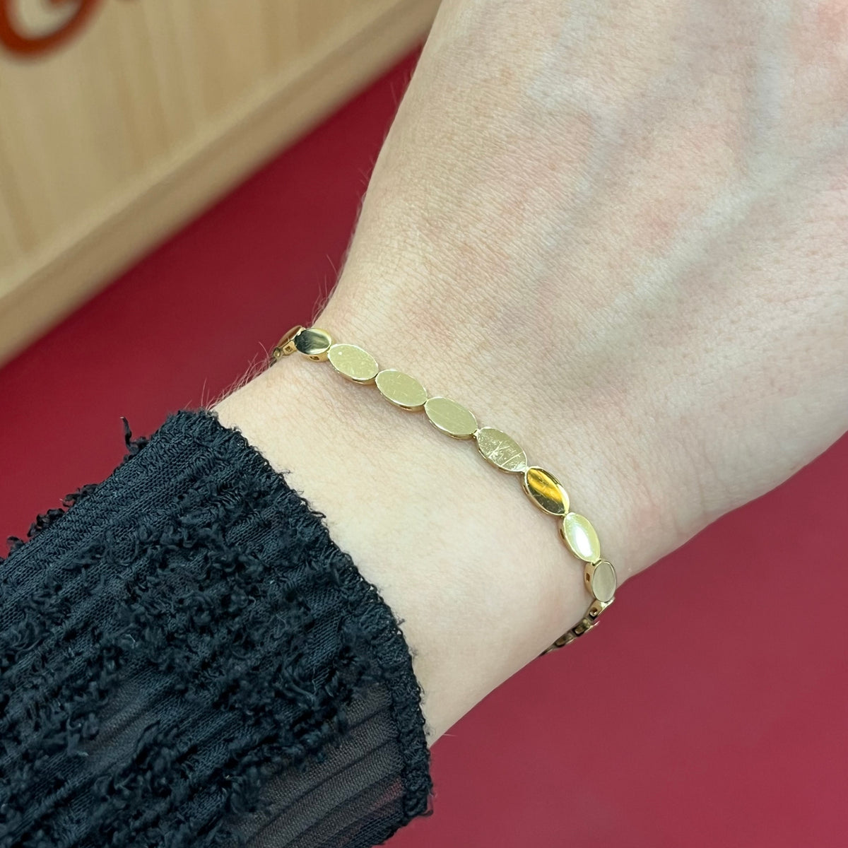 585 Altın Pullu Armband aus 14K Gold mit glänzenden ovalen Elementen am Damenhandgelenk