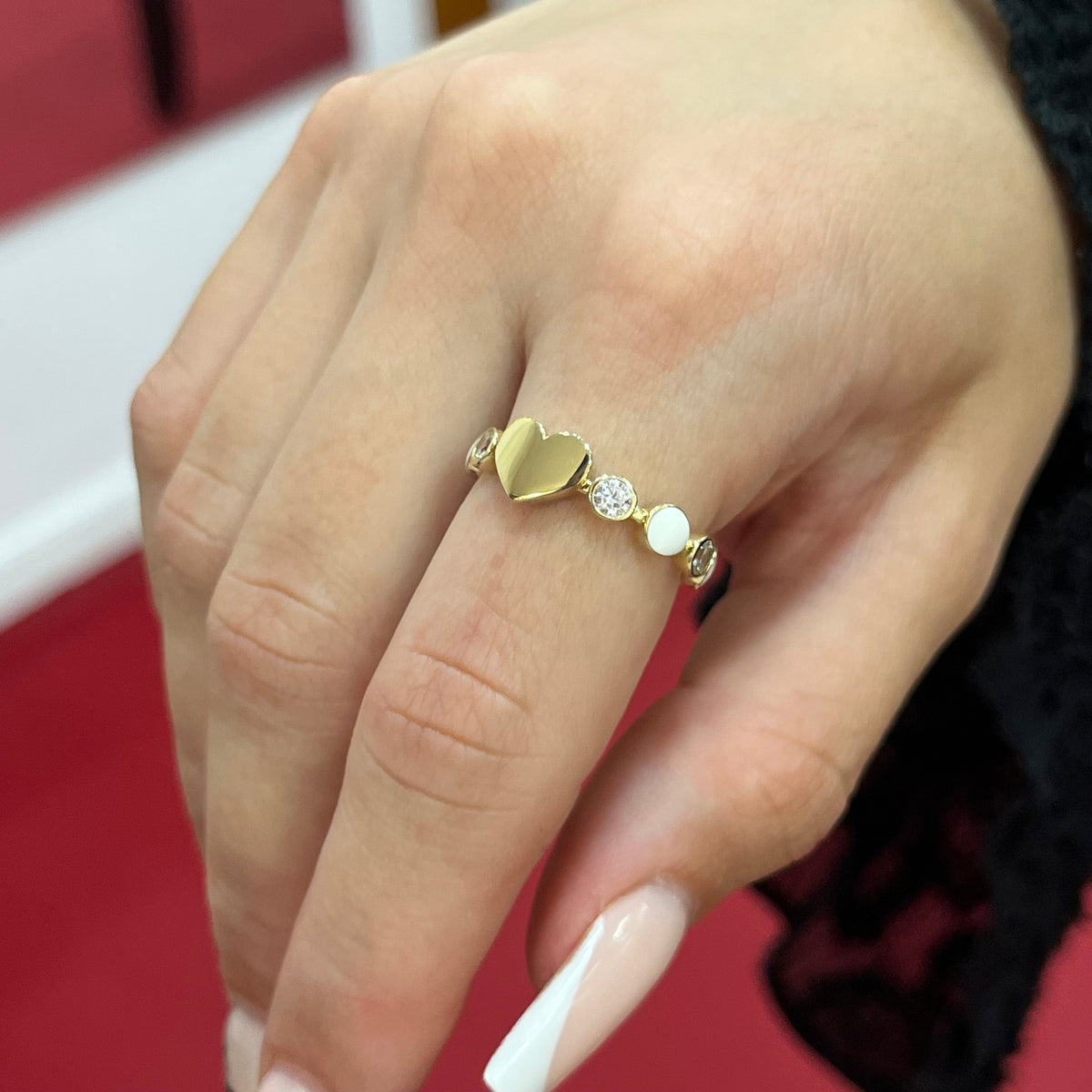 585 Amoura Ring aus Gold 14K mit Herz-Design, Acryl- und Zirkonia-Elementen auf Damenhand
