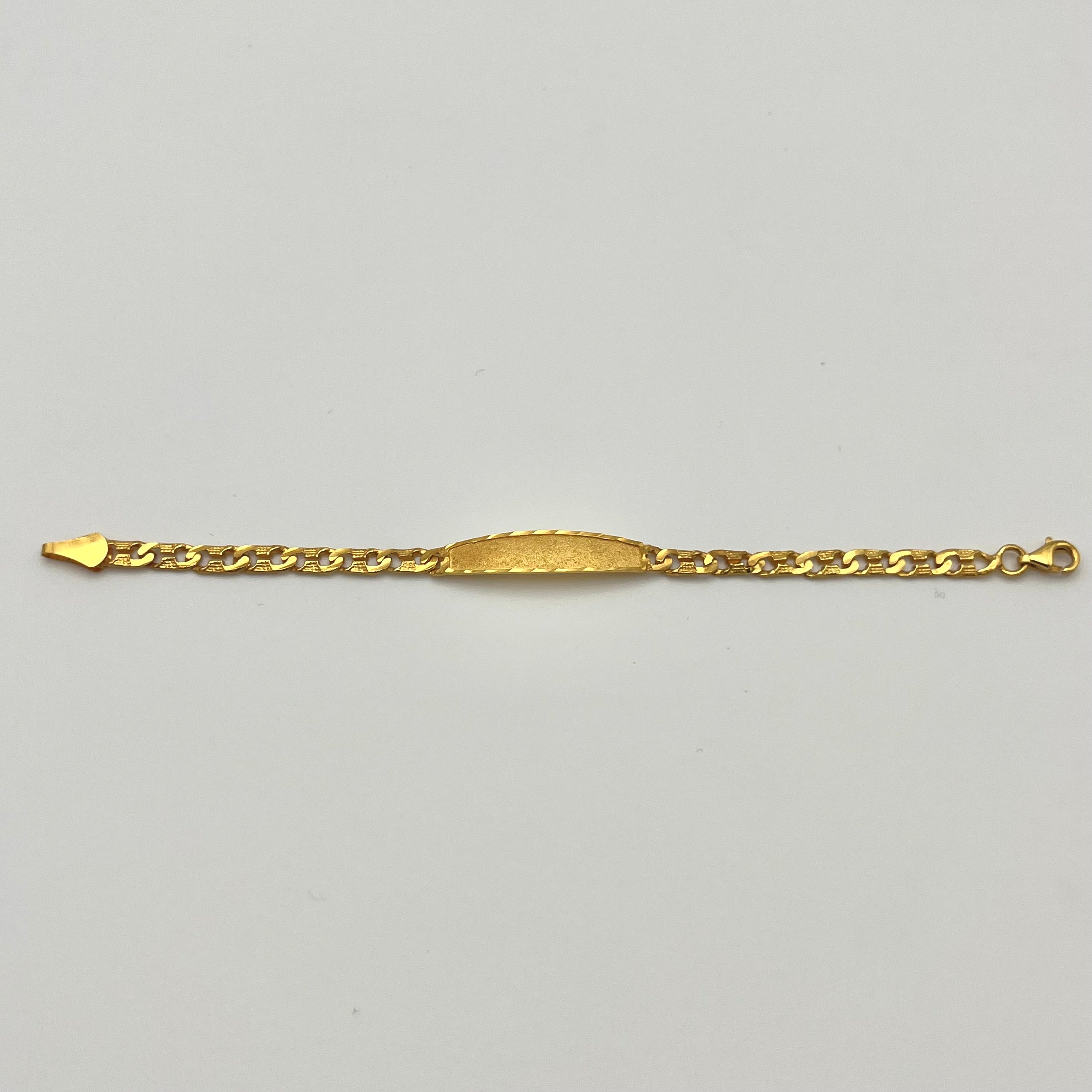 Detailansicht der strukturierten Namensplatte am Kinderarmband aus 916 Gold