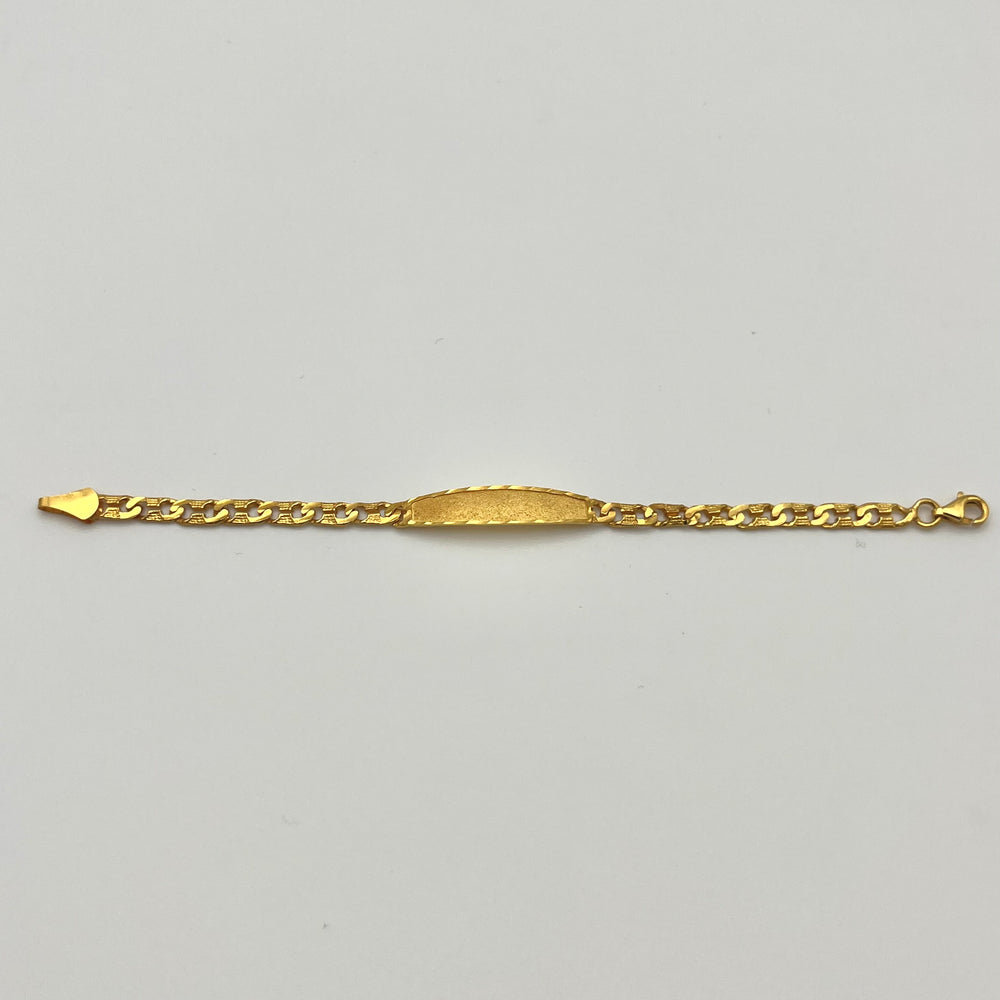 Detailansicht der strukturierten Namensplatte am Kinderarmband aus 916 Gold