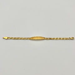 Detailansicht der strukturierten Namensplatte am Kinderarmband aus 916 Gold