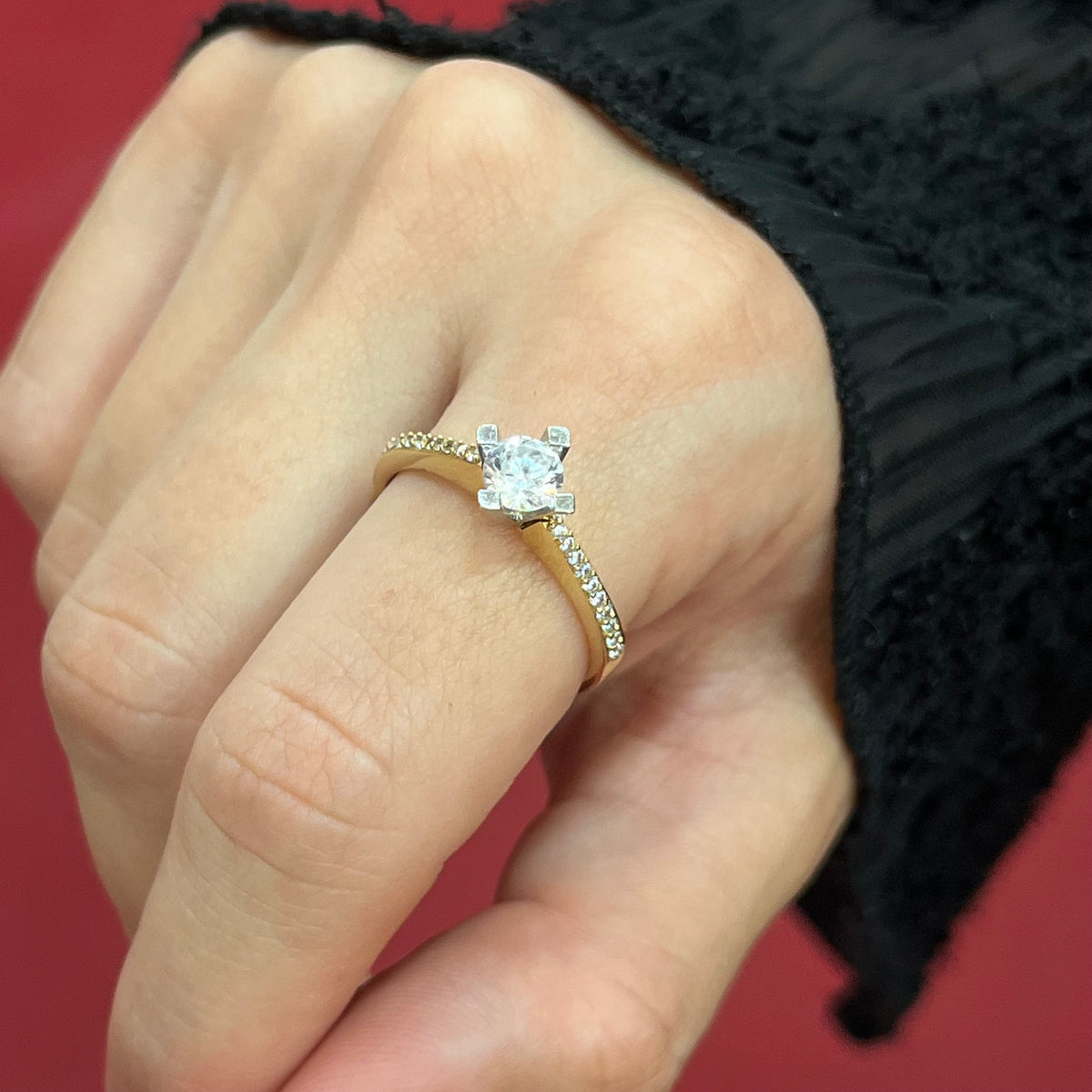 585 Azra Einstein Ring aus Gold 14K mit zentralem Zirkonia im Brillantschliff auf Damenhand