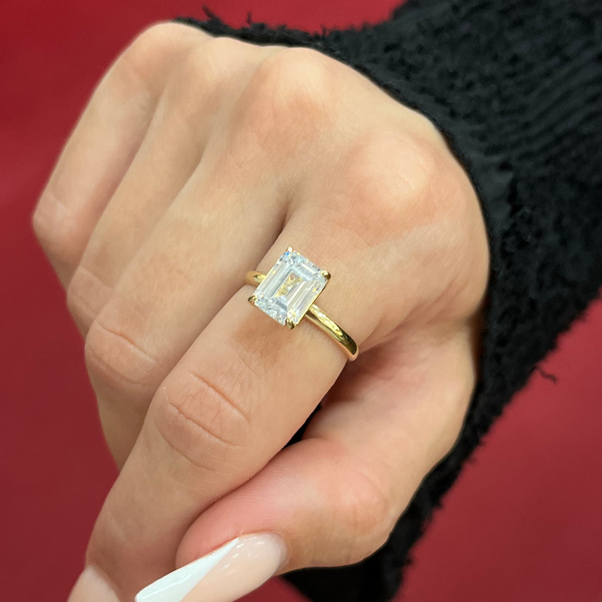 585 Baget Ring aus Gelbgold 14K mit rechteckigem Zirkonia auf Damenhand