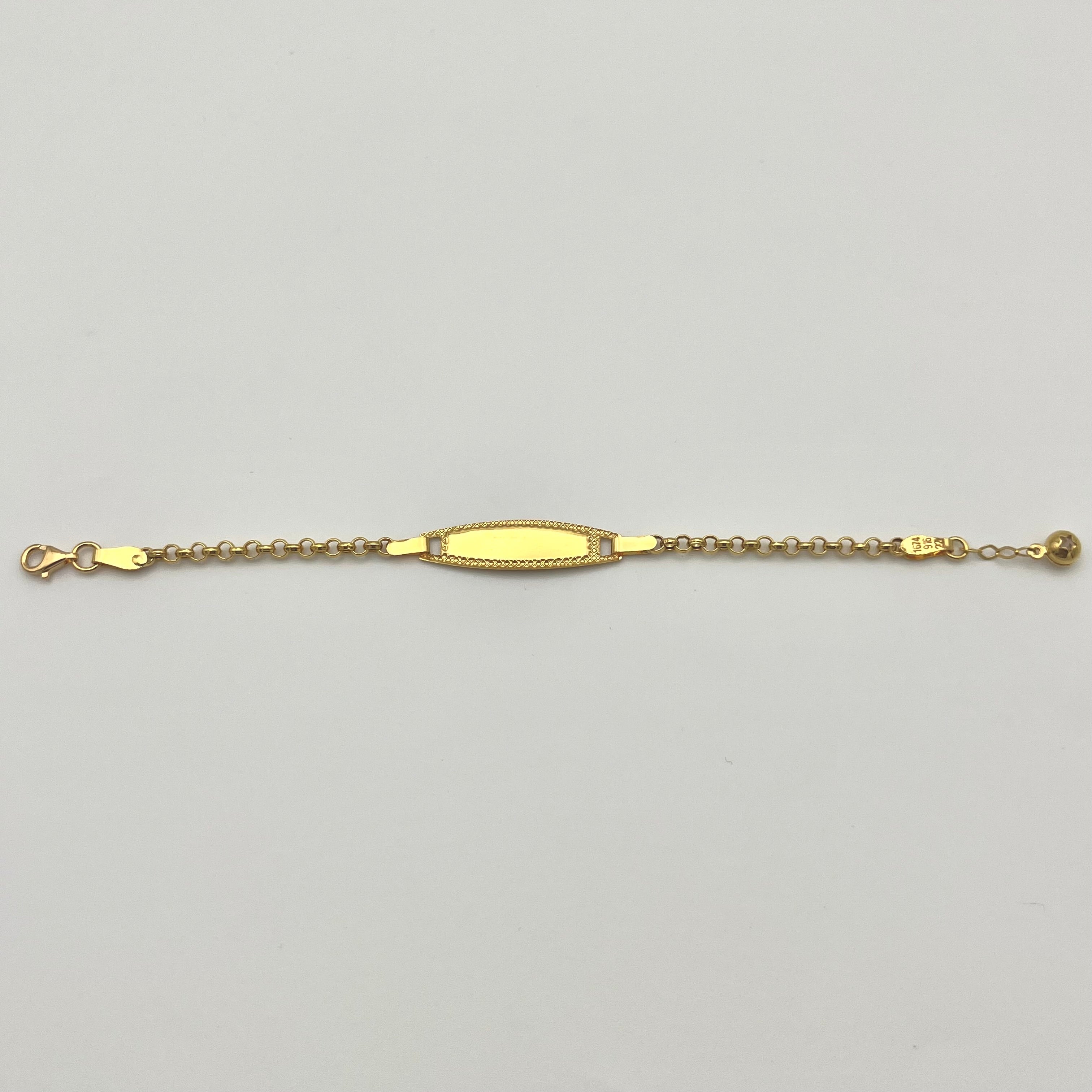 Detailansicht der Block-Namensplatte am Kinderarmband aus 916 Gold