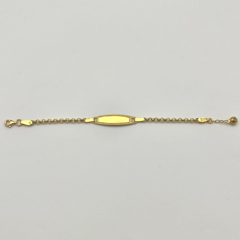 Detailansicht der Block-Namensplatte am Kinderarmband aus 916 Gold