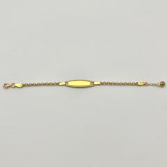 Detailansicht der Block-Namensplatte am Kinderarmband aus 916 Gold