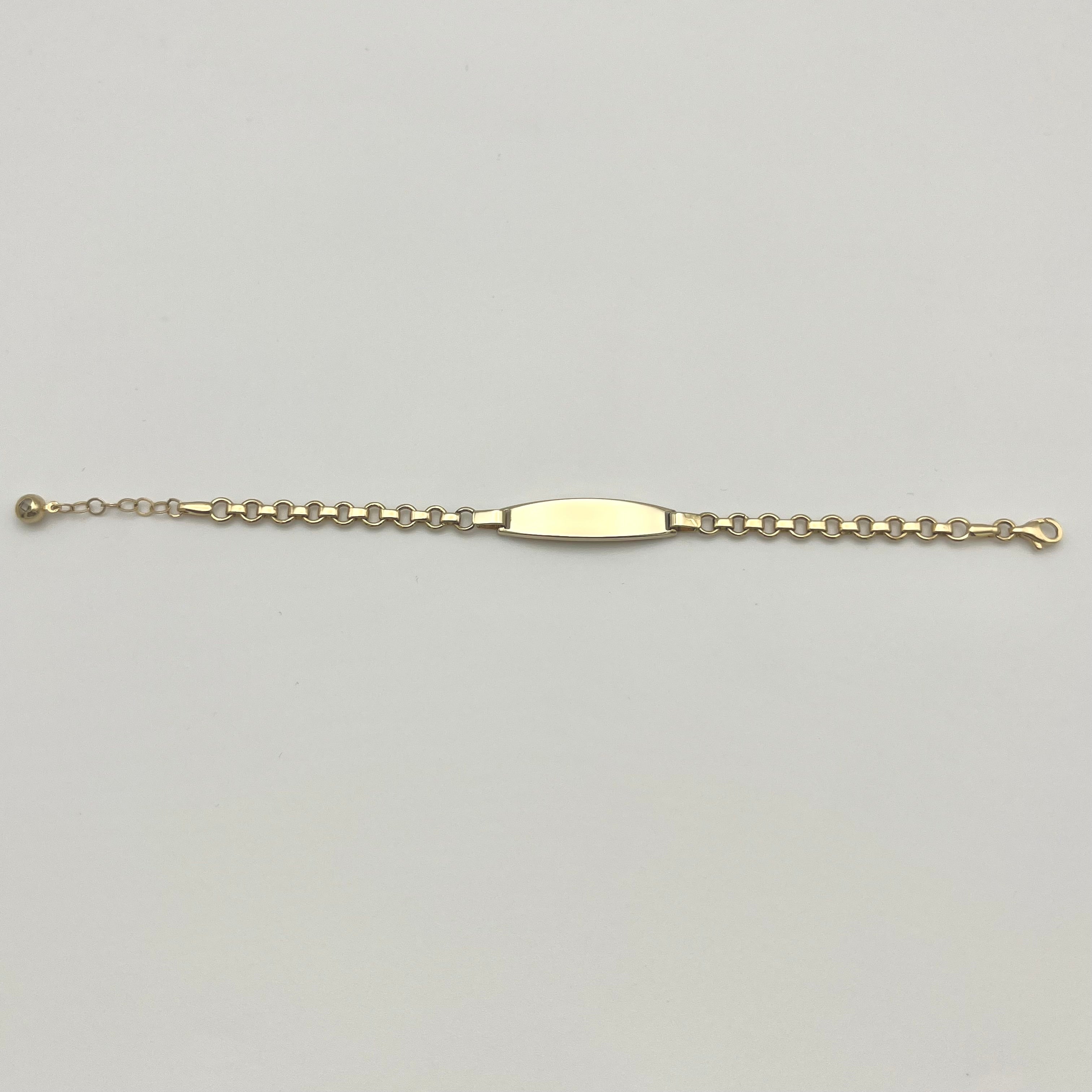 Detailansicht der glatten Block-Namensplatte am Kinderarmband aus 585 Gold