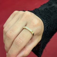 585 Bloké Zirkonia Ring aus Gold 14K im modernen Baget Design auf Damenhand