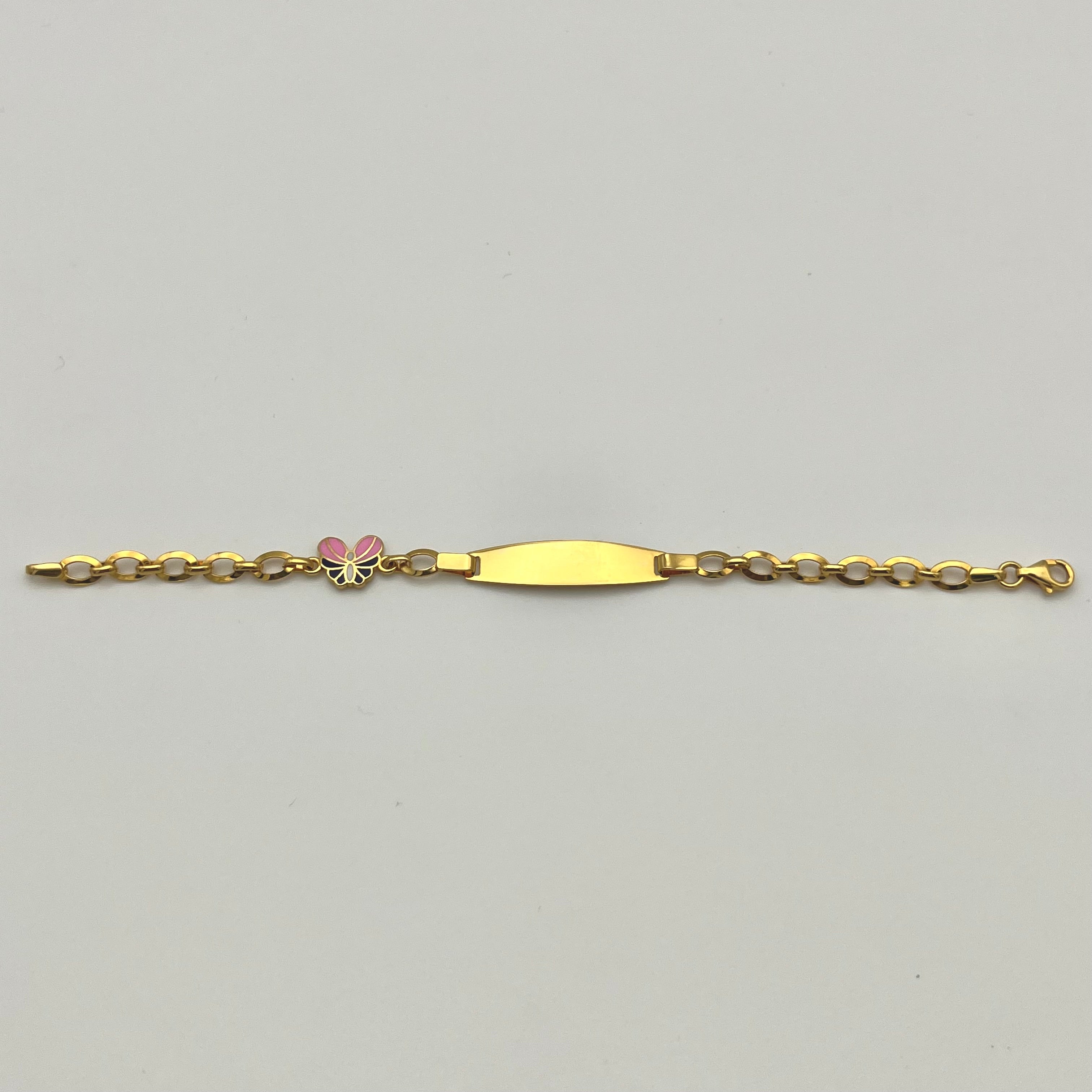 Detailansicht des Schmetterling-Motivs am Kinderarmband aus 916 Gold