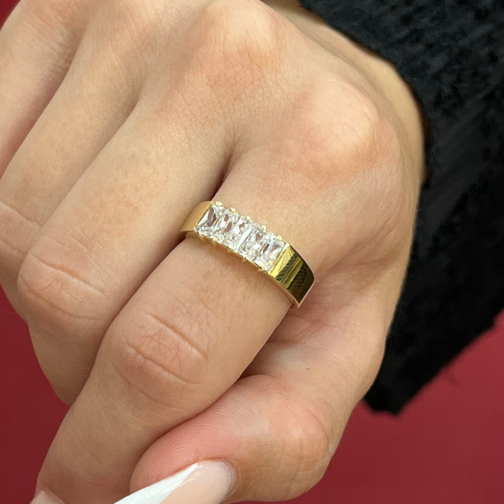 585 Celia Baget Ring aus Gelbgold 14K mit vier rechteckigen Zirkonia in Reihenfassung auf Damenhand