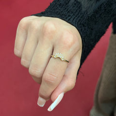 585 Cresya Ring aus Gelbgold 14K mit Halbmond-Zirkonia Design auf Damenhand