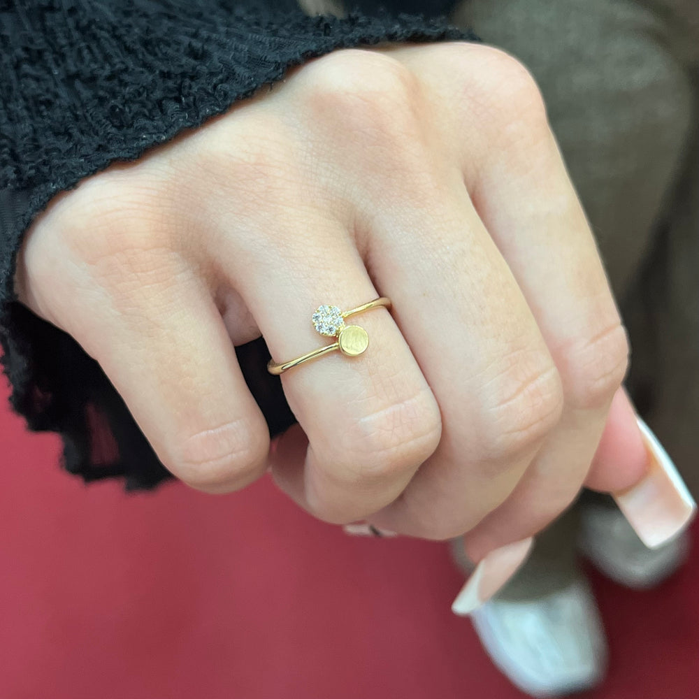 585 Dual Glow Ring aus Gelbgold 14K mit offenem Design und Zirkonia auf Damenhand