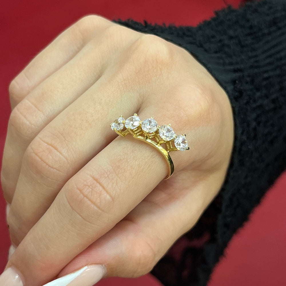 585 Dualin Fünfstein Ring aus Gold 14K mit fünf funkelnden Zirkonia-Steinen auf Damenhand