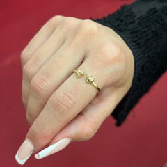 585 Duo Herz Ring aus Gold 14K mit offenem Doppelherz-Design auf Damenhand