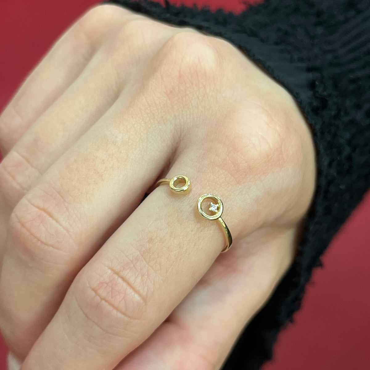 585 Duo Ovela Ring aus Gold 14K mit offenem Doppelkreis-Design und Zirkonia auf Damenhand