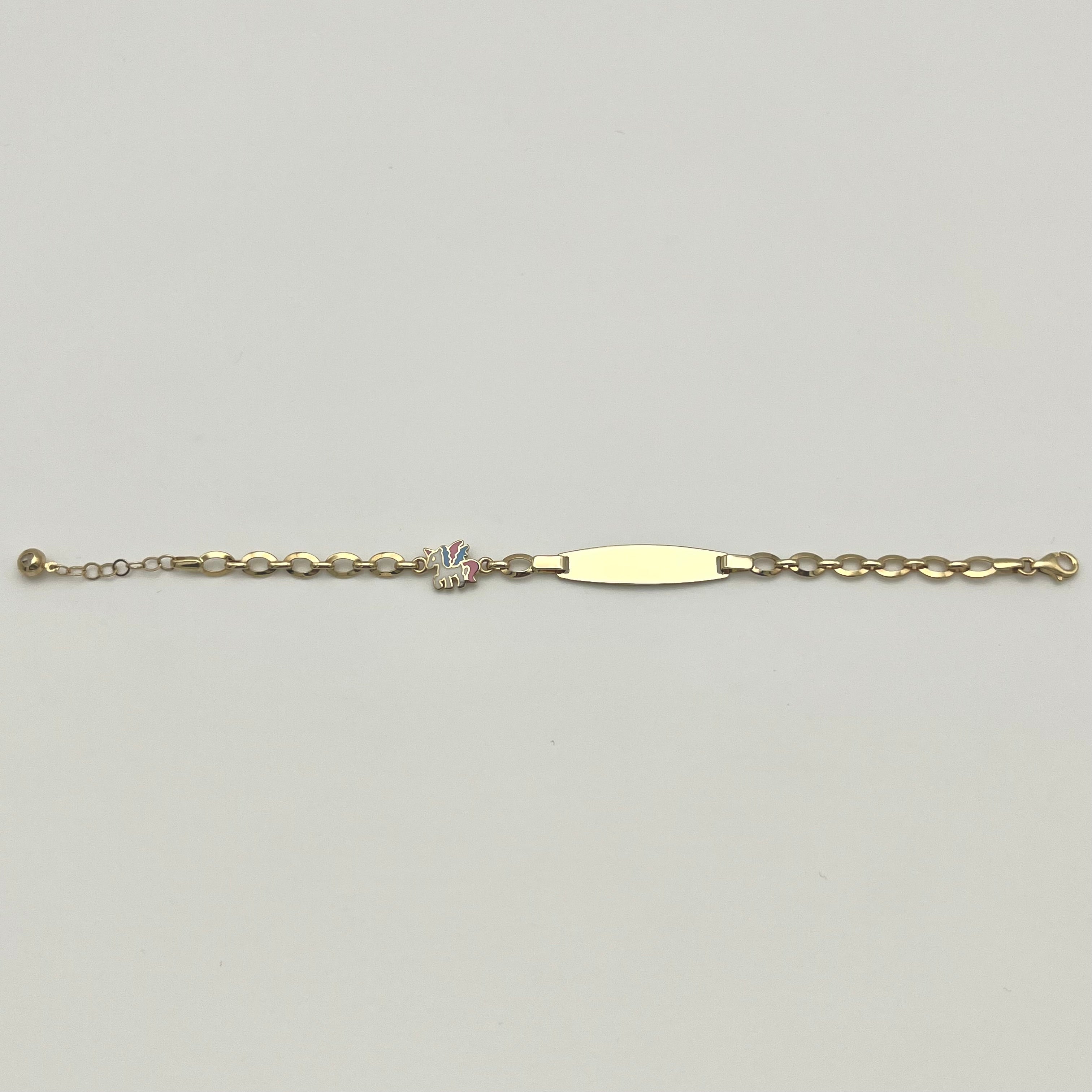 Detailansicht des Einhorn-Motivs auf der Block-Namensplatte des Kinderarmbands aus 585 Gold