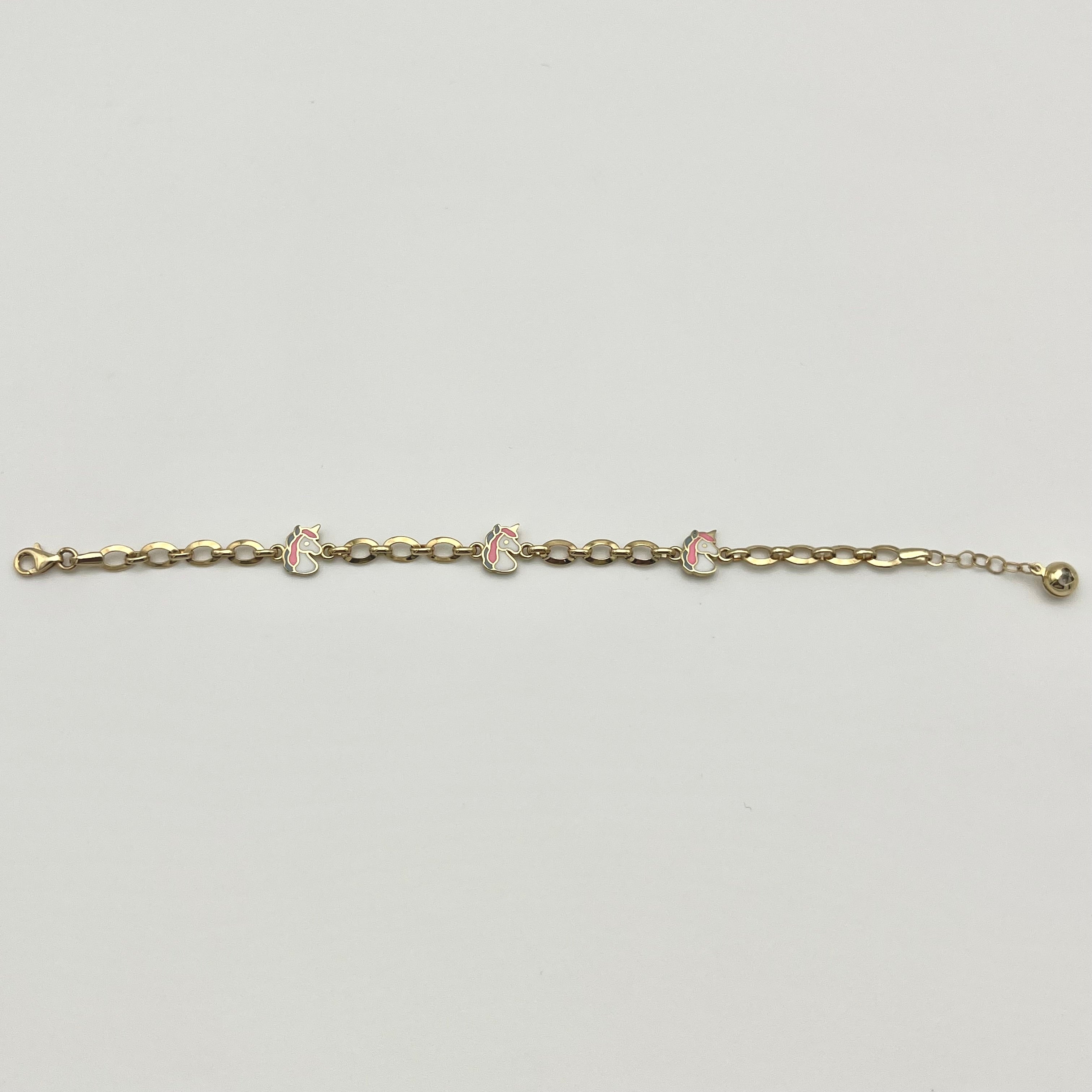 Detailansicht des Einhorn-Motivs am Kinderarmband aus 585 Gold