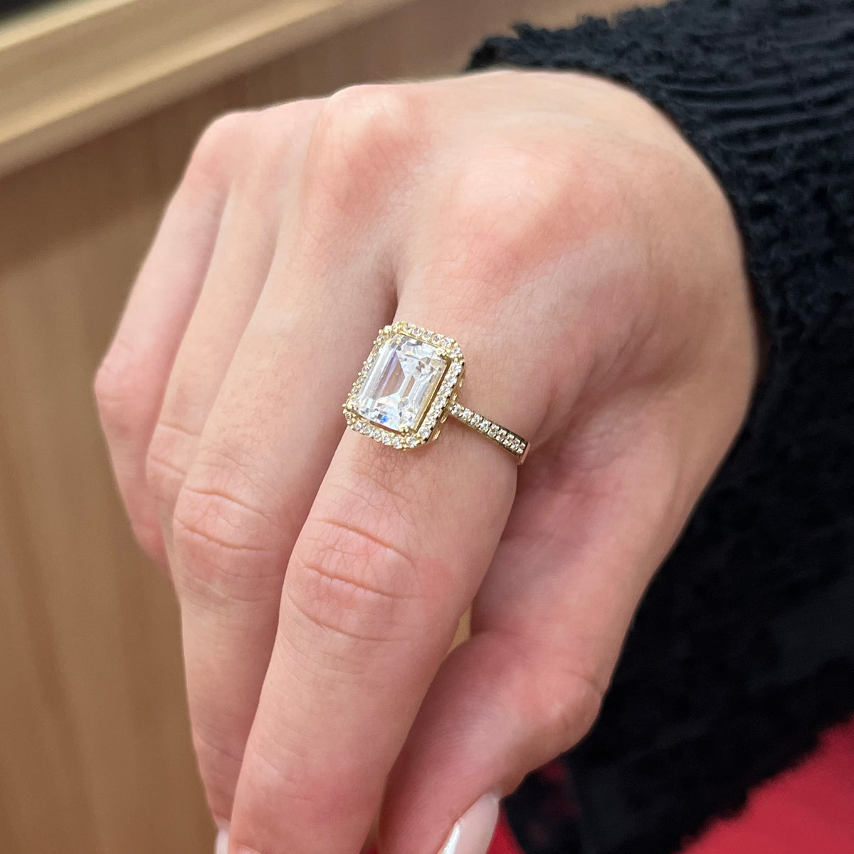 585 Ela Baget Ring aus 14K Weißgold mit großem rechteckigen Zirkonia-Stein und Pavé-Fassung