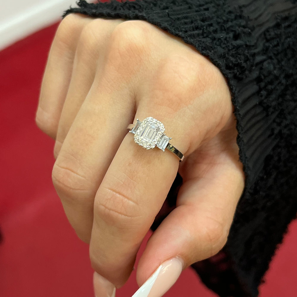 585 Elyra Baget Ring aus Weißgold 14K mit zentralem Baget-Zirkonia und seitlichen Steinen auf Damenhand