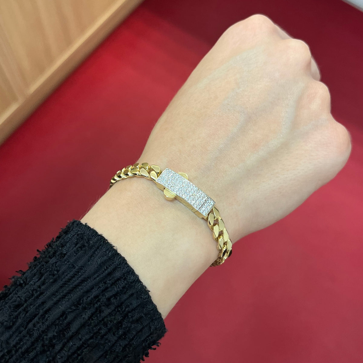585 Figaro Gurmet Armband aus 14K Gelbgold mit funkelnder Zirkonia-Plakette am Handgelenk