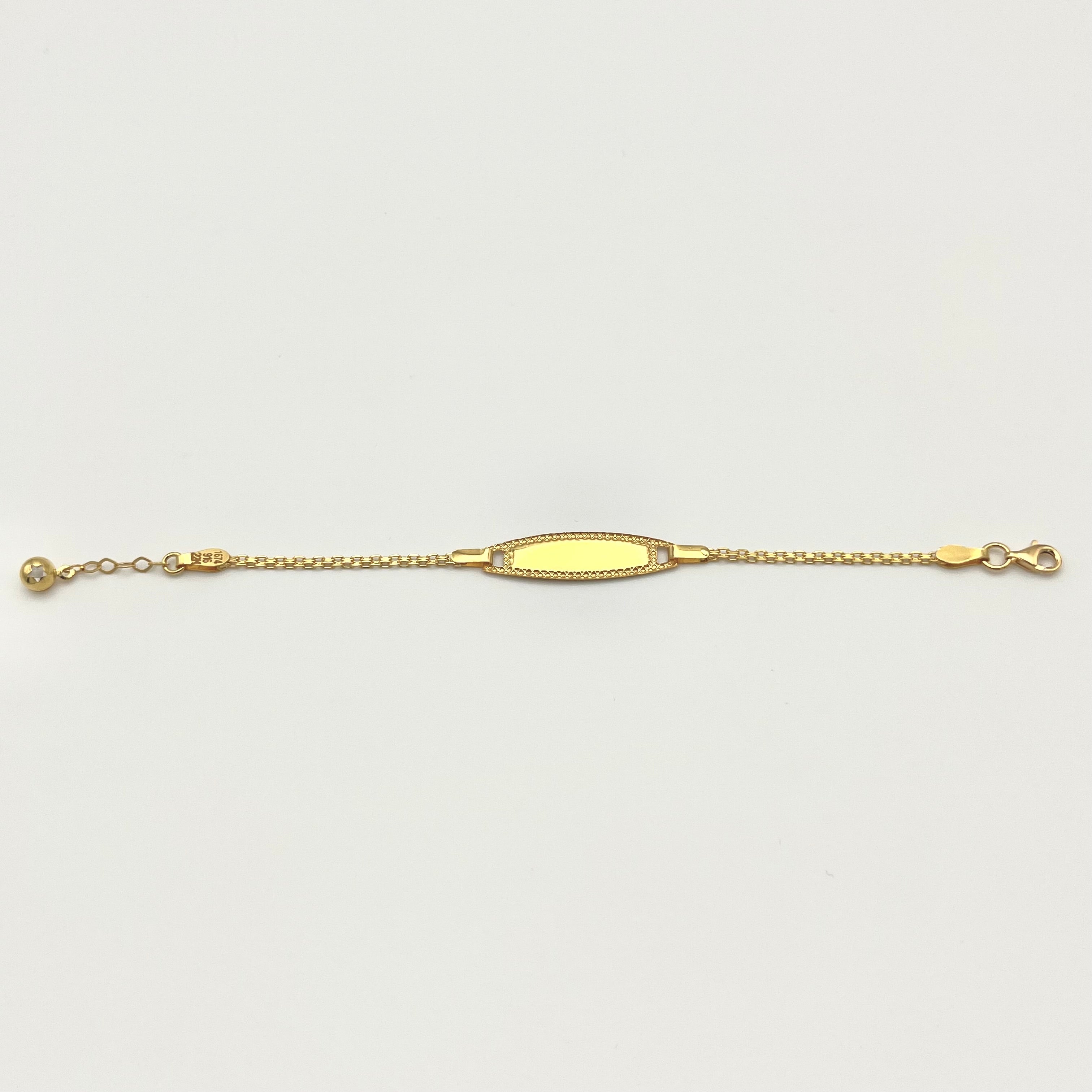 Detailansicht der filigranen Verzierung an der Namensplatte des Kinderarmbands aus 916 Gold