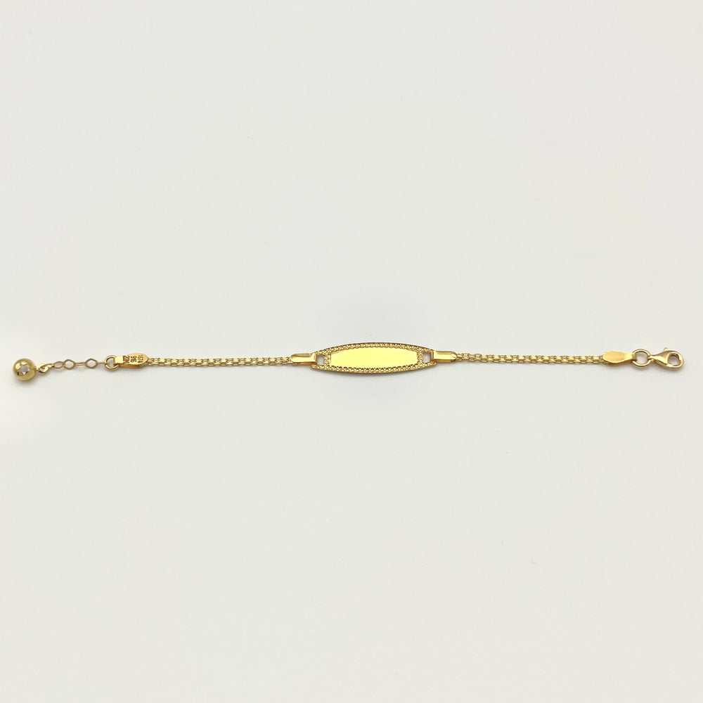 Detailansicht der filigranen Verzierung an der Namensplatte des Kinderarmbands aus 916 Gold