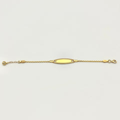 Detailansicht der filigranen Verzierung an der Namensplatte des Kinderarmbands aus 916 Gold