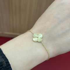 585 Flora Armband aus 14K Gelbgold mit zartem Blütenanhänger am Damenhandgelenk