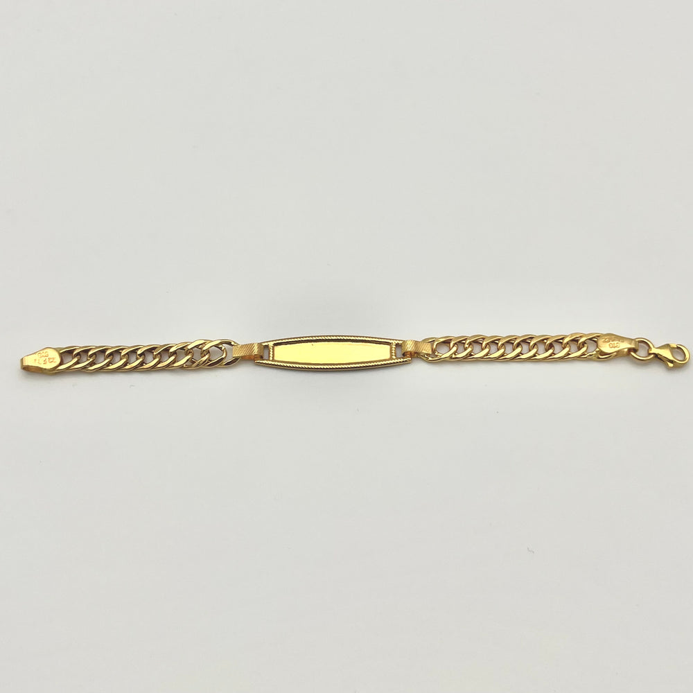 Detailansicht der gerahmten Namensplatte am Kinderarmband aus 916 Gold